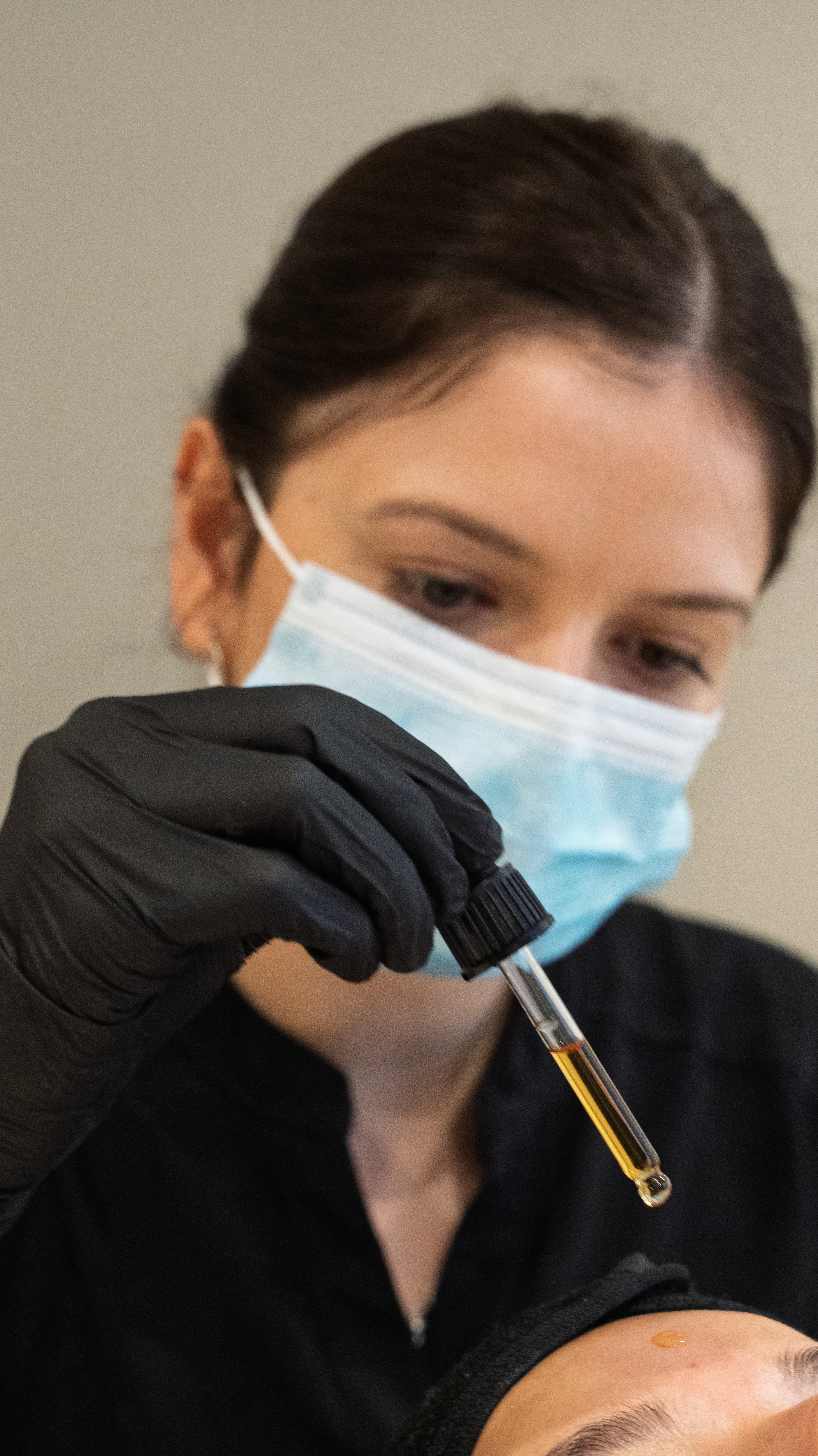 Aplicación de suero facial